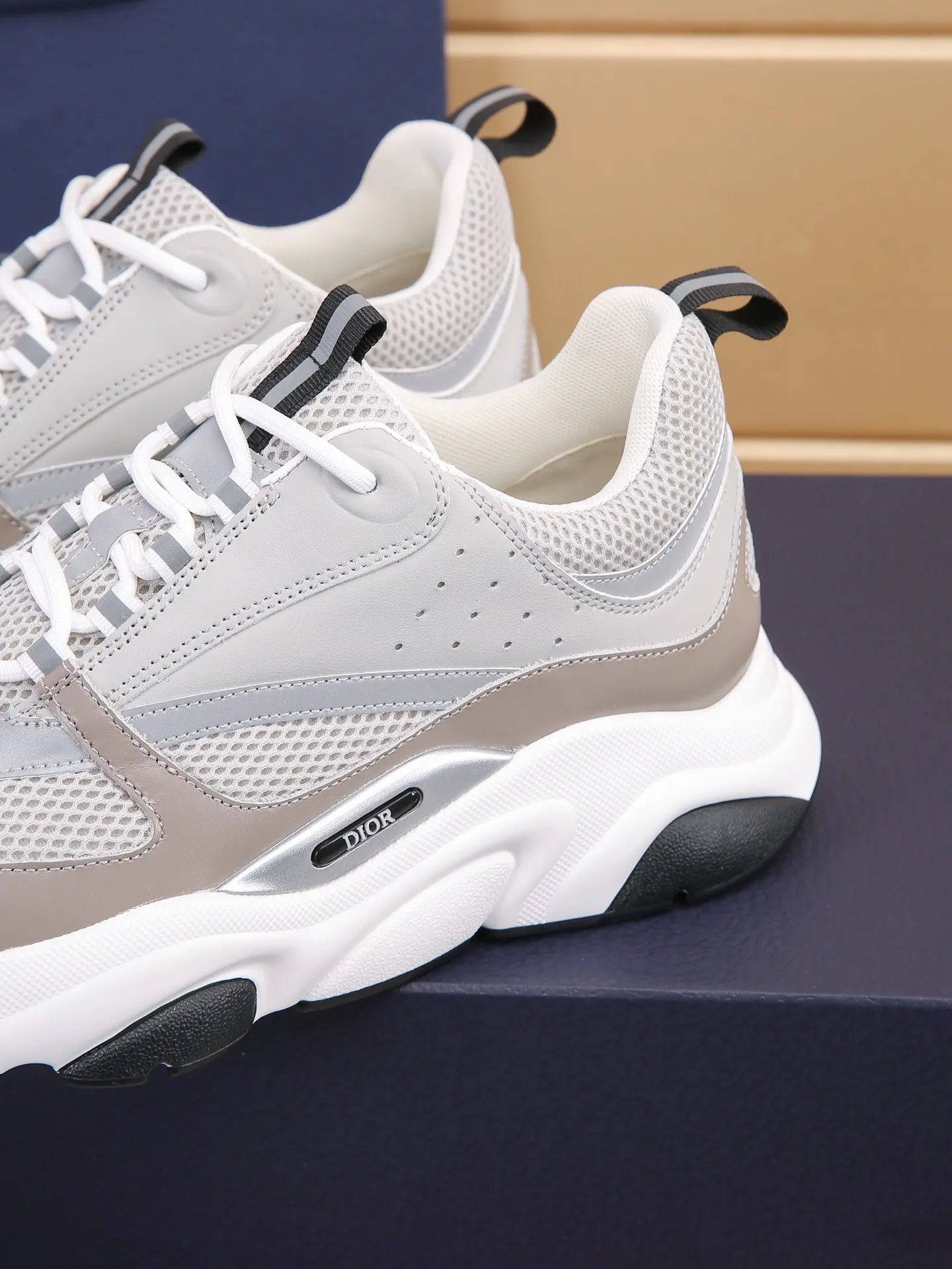 Factory price: 460💰Dior’s top version of D’s b22 men’s sports shoes. Inspired by retro running styles, the chunky low-top silhouette features gray calf leather and blue and white mesh fabric uppers, atop a black, white and blue engraved rubber sole. Nylon ribbon accents the blue mesh tongue and heel counter, and a "dio~" logo appears on the side. Pair it with a suit for a striking contrast and add a sportswear-chic edge to your look. The thick sole can be about 4cm~ Size: 38-45, [46, 47 customized]